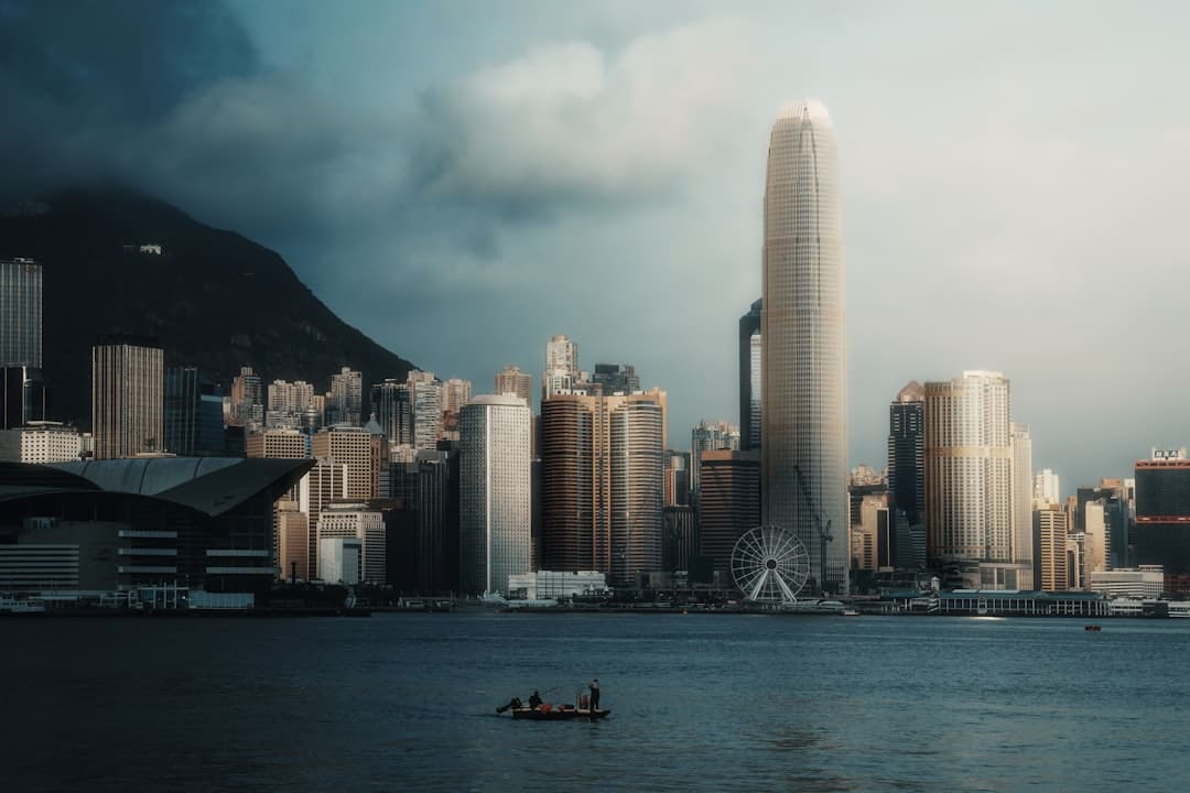 双雄+AI，《捕风追影》演绎“新港片”